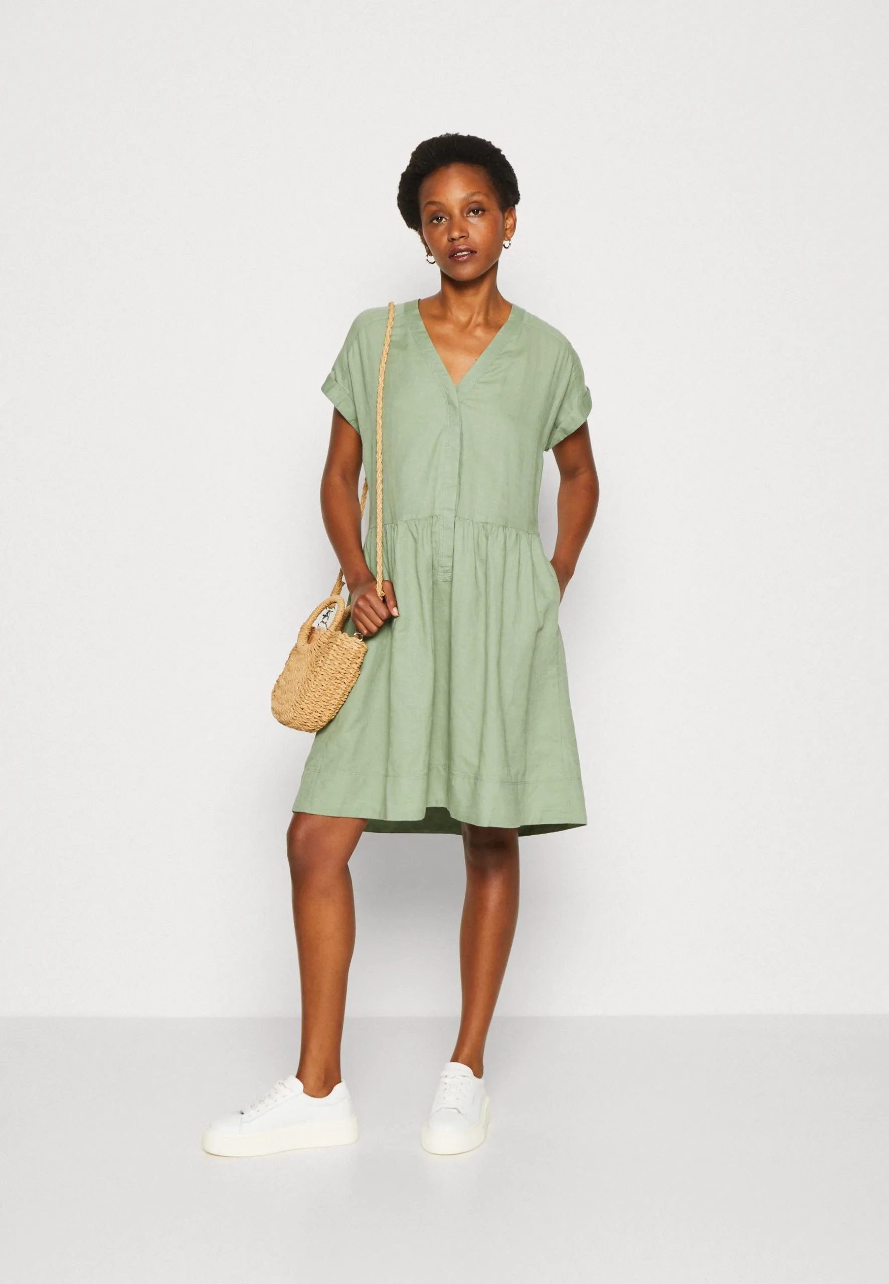 ESPRIT Dress - Kjole - Pale Khaki 4 ESPRIT Dress - Kjole - Pale Khaki - Bilde 2