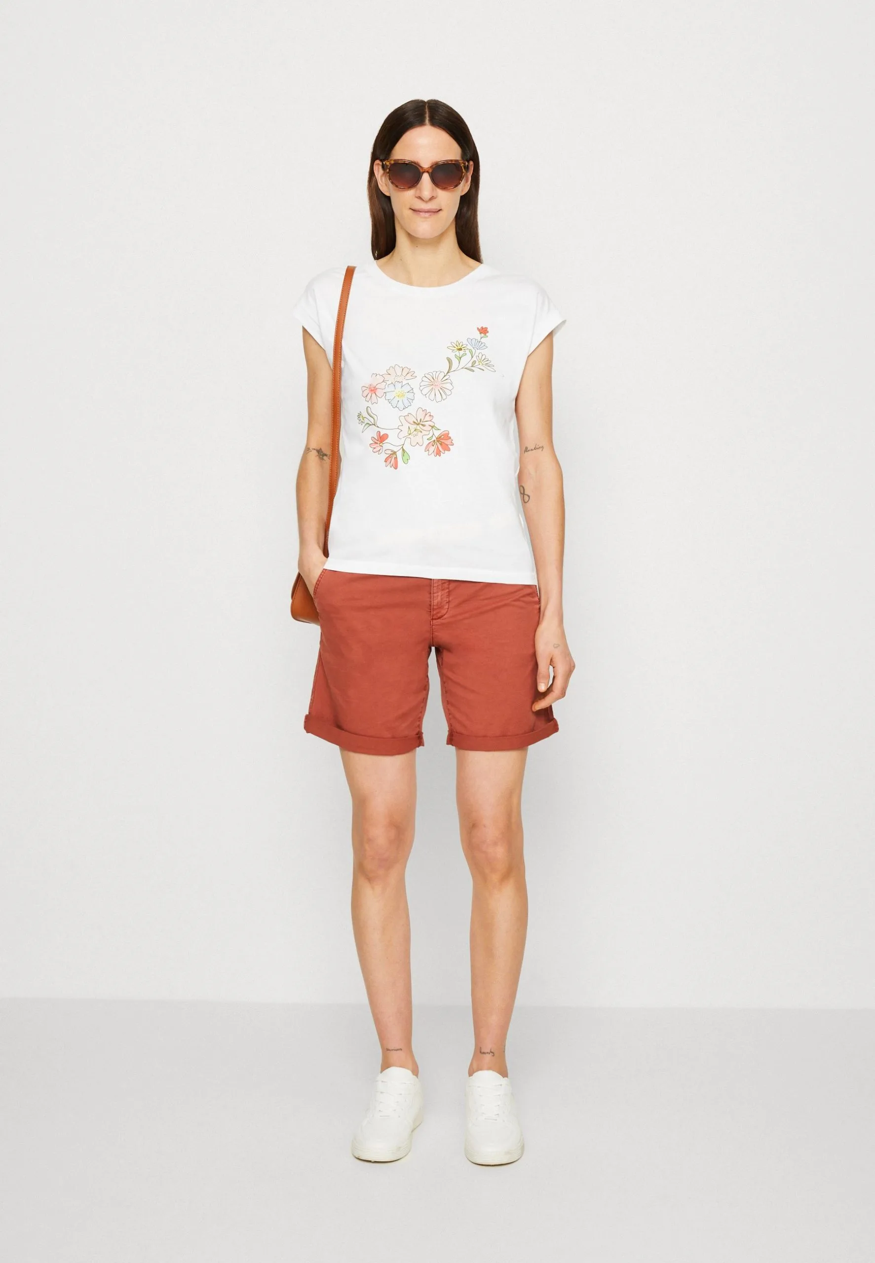 ESPRIT Stitch Detail - T-Shirts Med Print - White 4 ESPRIT Stitch Detail - T-Shirts Med Print - White - Bilde 2