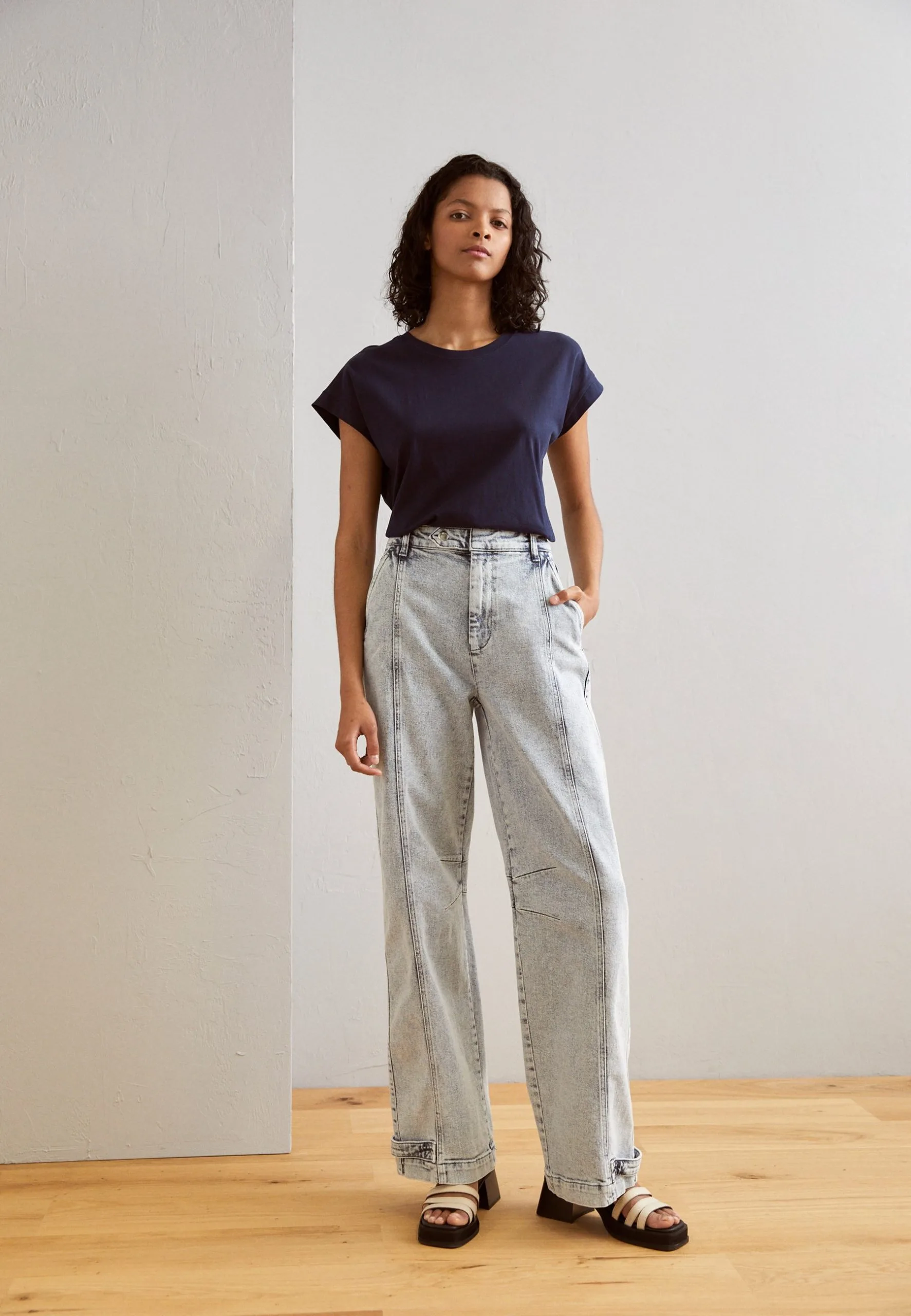 ESPRIT Core Tee- T-Shirts - Navy 4 ESPRIT Core Tee- T-Shirts - Navy - Bilde 2