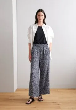 ESPRIT Detail Tee - T-Shirts - Black 10 ESPRIT Detail Tee - T-Shirts - Black -ESPRIT Butikk 0f179eab9ac94ec9a269c395ceda1e70