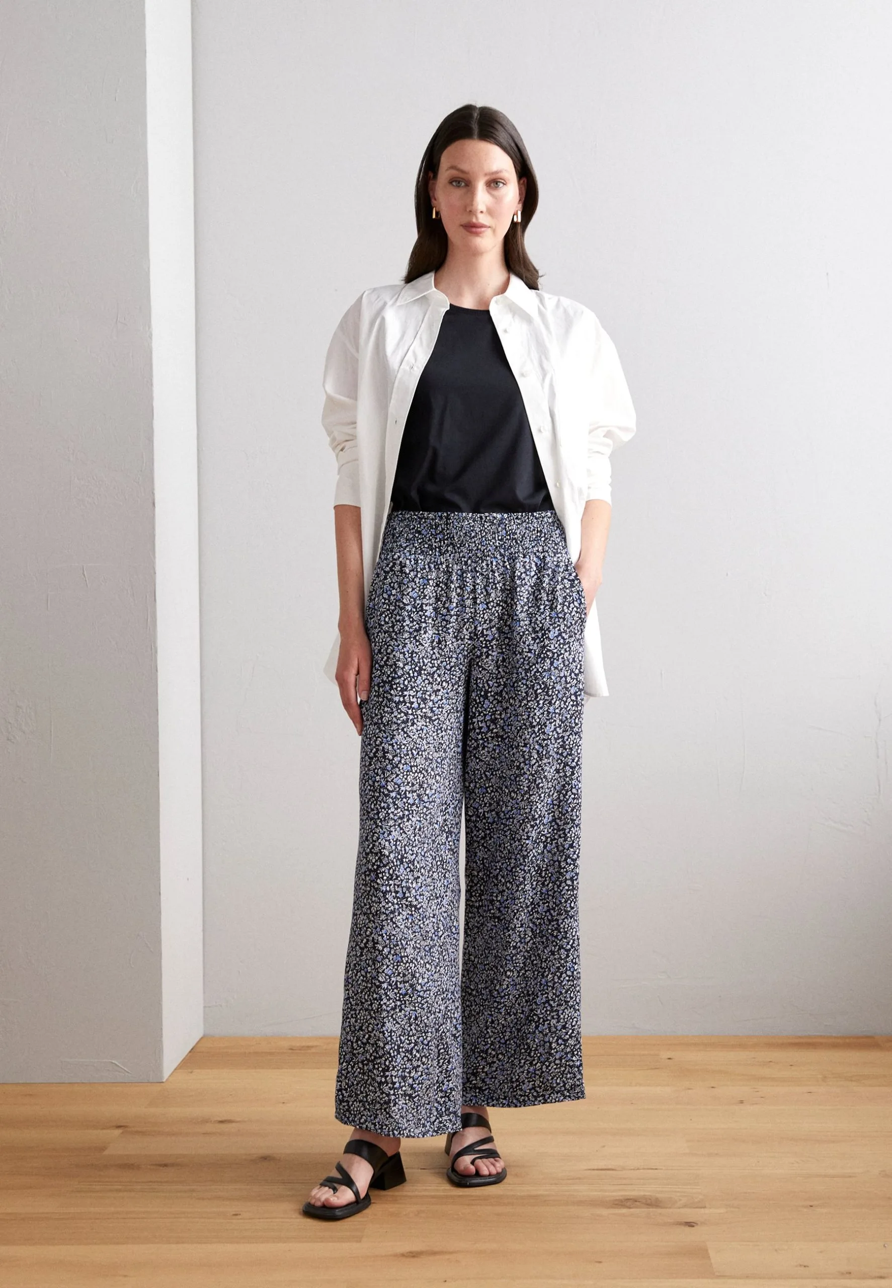 ESPRIT Detail Tee - T-Shirts - Black 4 ESPRIT Detail Tee - T-Shirts - Black - Bilde 2