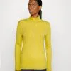 ESPRIT Topper Langermet - Dusty Yellow 1 ESPRIT Topper Langermet - Dusty Yellow -ESPRIT Butikk 134e20c642fc4f44932f121f0d8d8431