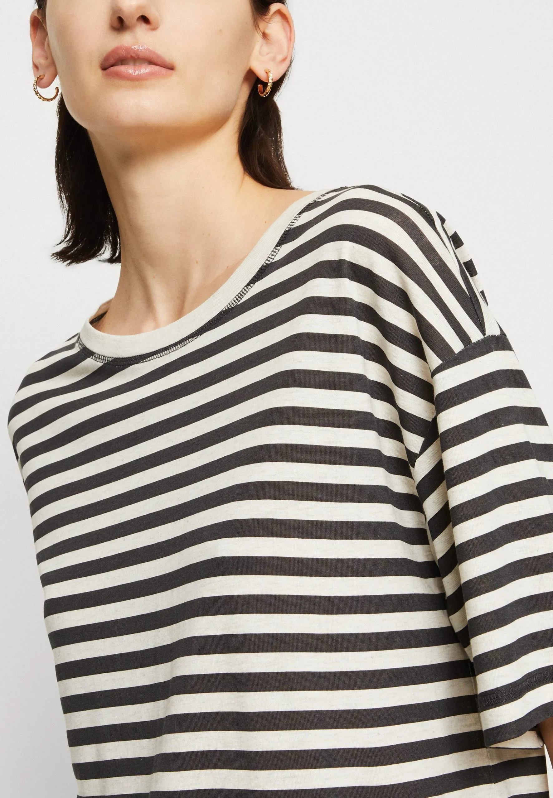 ESPRIT Boxy - T-Shirts Med Print - Anthracite 8 ESPRIT Boxy - T-Shirts Med Print - Anthracite - Bilde 6