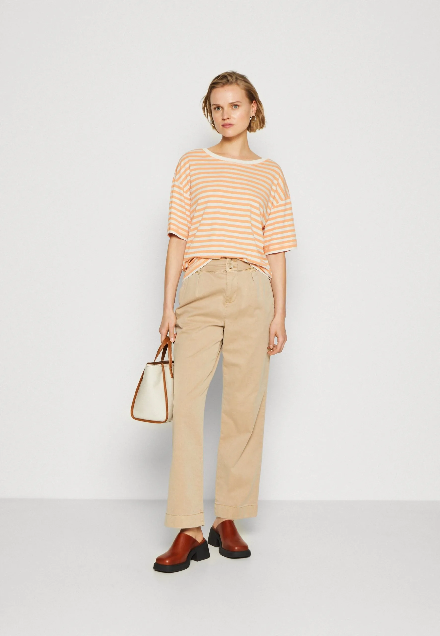 ESPRIT Boxy - T-Shirts Med Print - Orange 4 ESPRIT Boxy - T-Shirts Med Print - Orange - Bilde 2