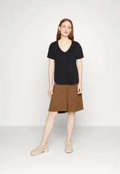 ESPRIT Sticht - T-Shirts - Black -ESPRIT Butikk 268ed8a5bc304596bc76f56aaa86eb7e