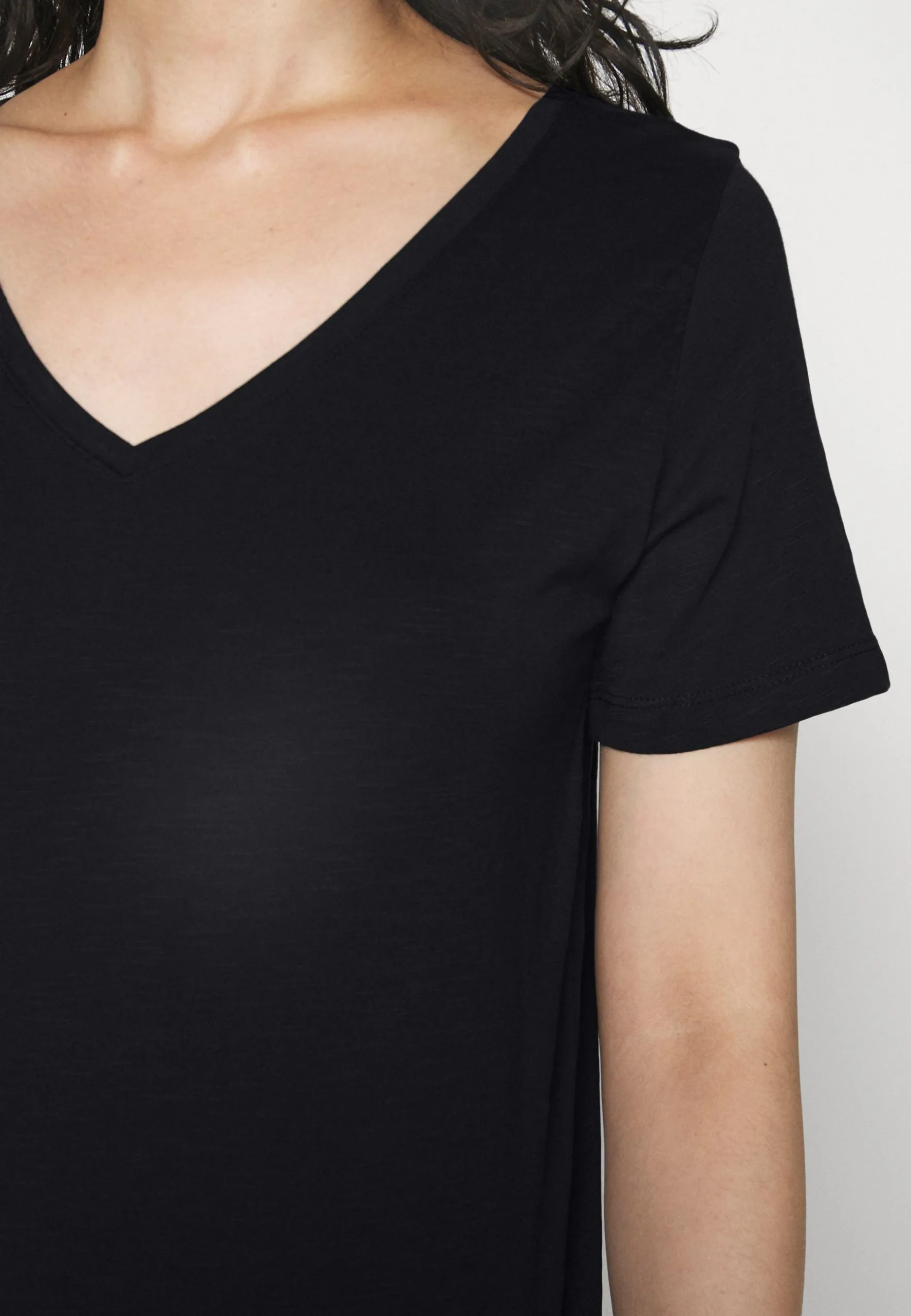 Edc By Esprit Slub V-Neck - T-Shirts - Black 7 Edc By Esprit Slub V-Neck - T-Shirts - Black - Bilde 5