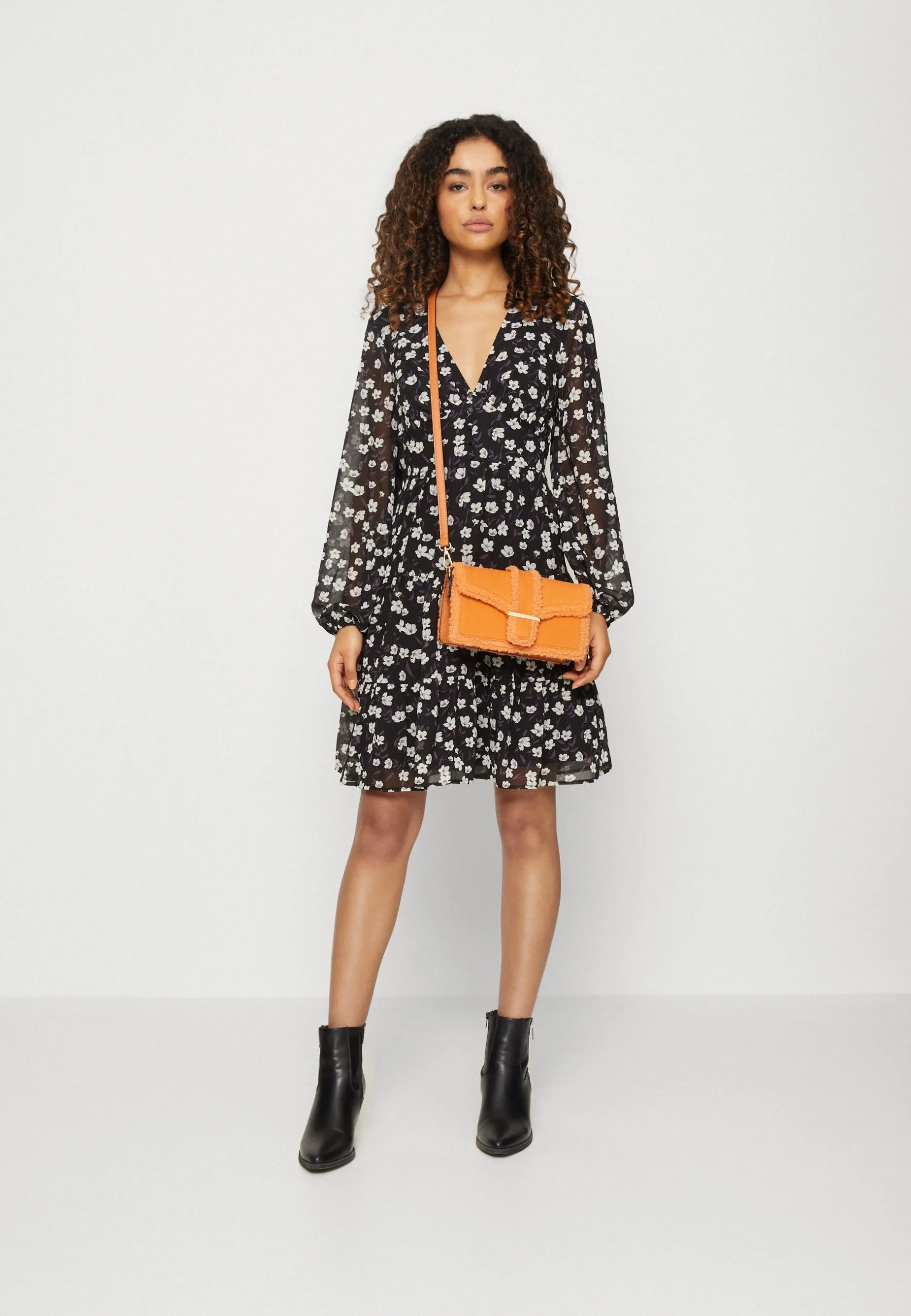 Edc By Esprit Vneck Tiere - Kjole - Black 4 Edc By Esprit Vneck Tiere - Kjole - Black - Bilde 2