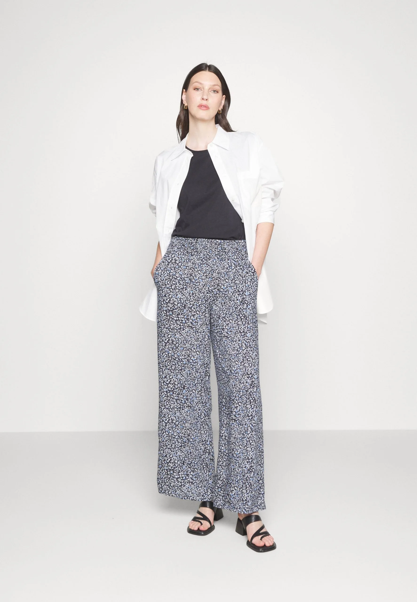 ESPRIT Detail Tee - T-Shirts - Black 6 ESPRIT Detail Tee - T-Shirts - Black - Bilde 4