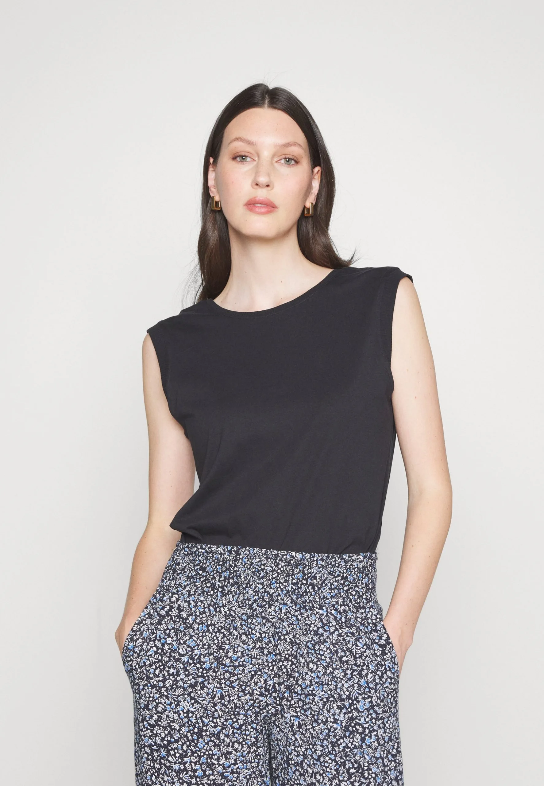 ESPRIT Detail Tee - T-Shirts - Black 7 ESPRIT Detail Tee - T-Shirts - Black - Bilde 5