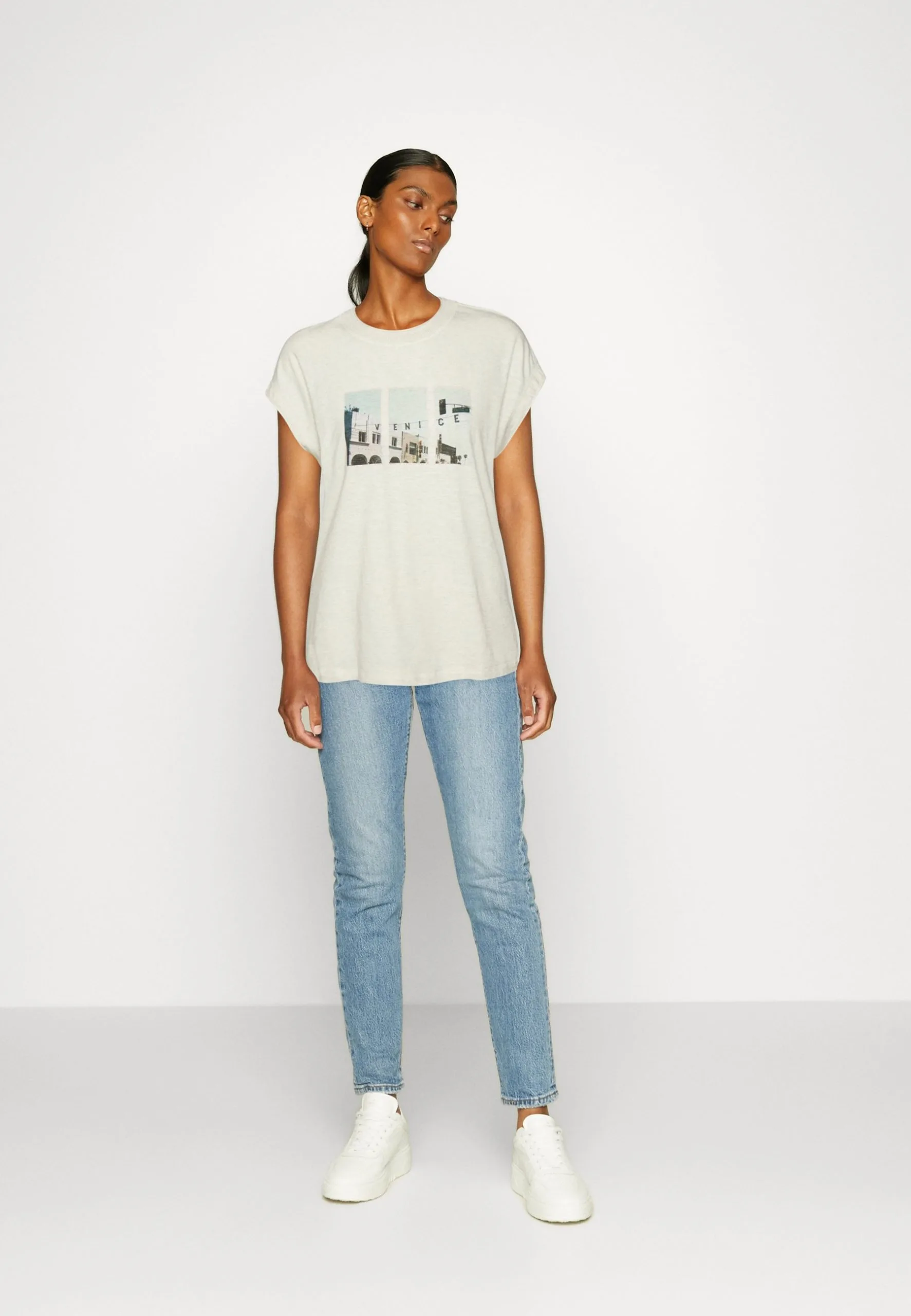 ESPRIT Tee - T-Shirts Med Print - Ice 4 ESPRIT Tee - T-Shirts Med Print - Ice - Bilde 2