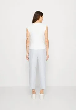 ESPRIT New Shape- T-Shirts - White 10 ESPRIT New Shape- T-Shirts - White -ESPRIT Butikk 86af13bc9d6e450fb426d5c3a65715f3