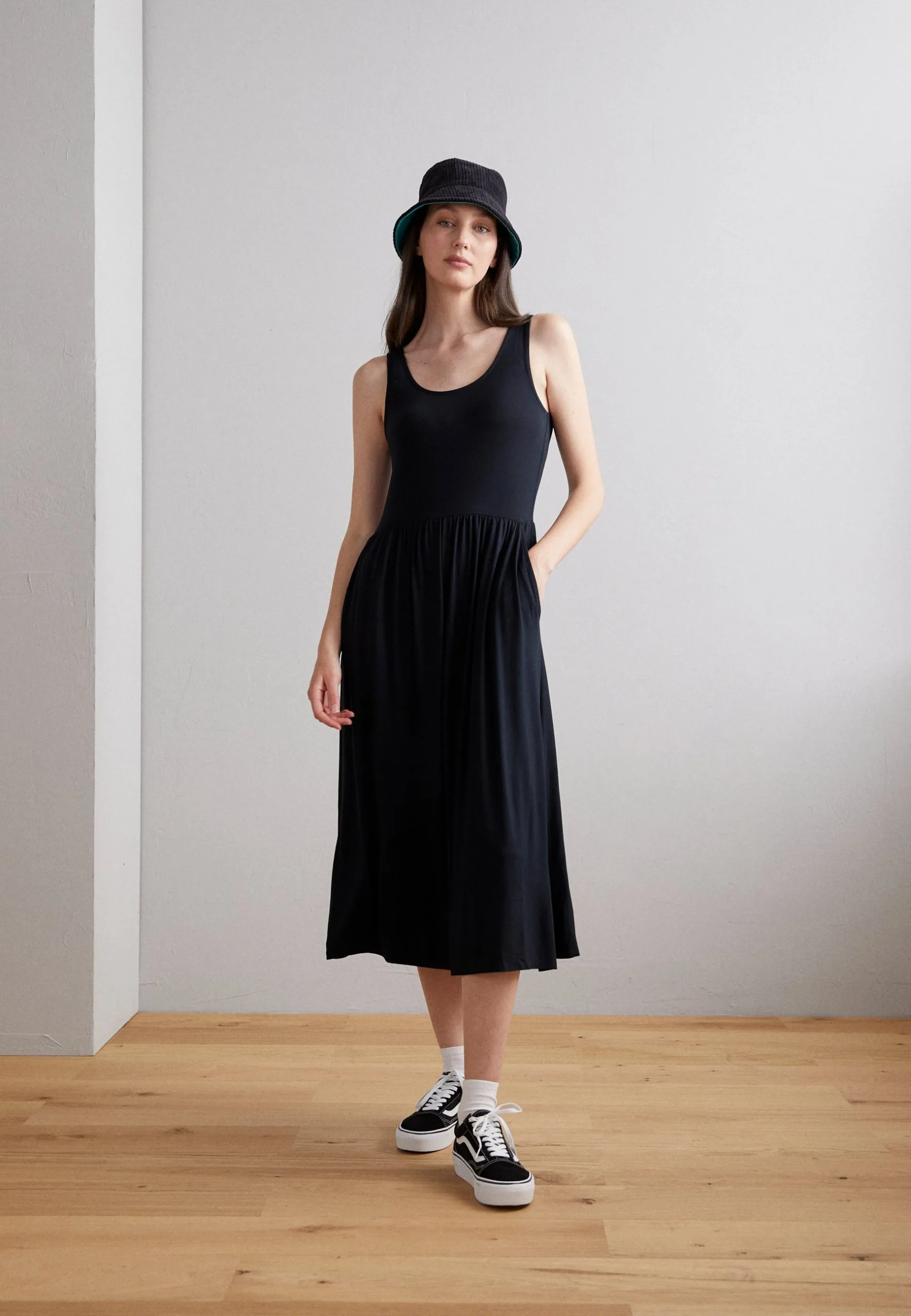 ESPRIT Cve City Dress - Jerseykjole - Black 4 ESPRIT Cve City Dress - Jerseykjole - Black - Bilde 2