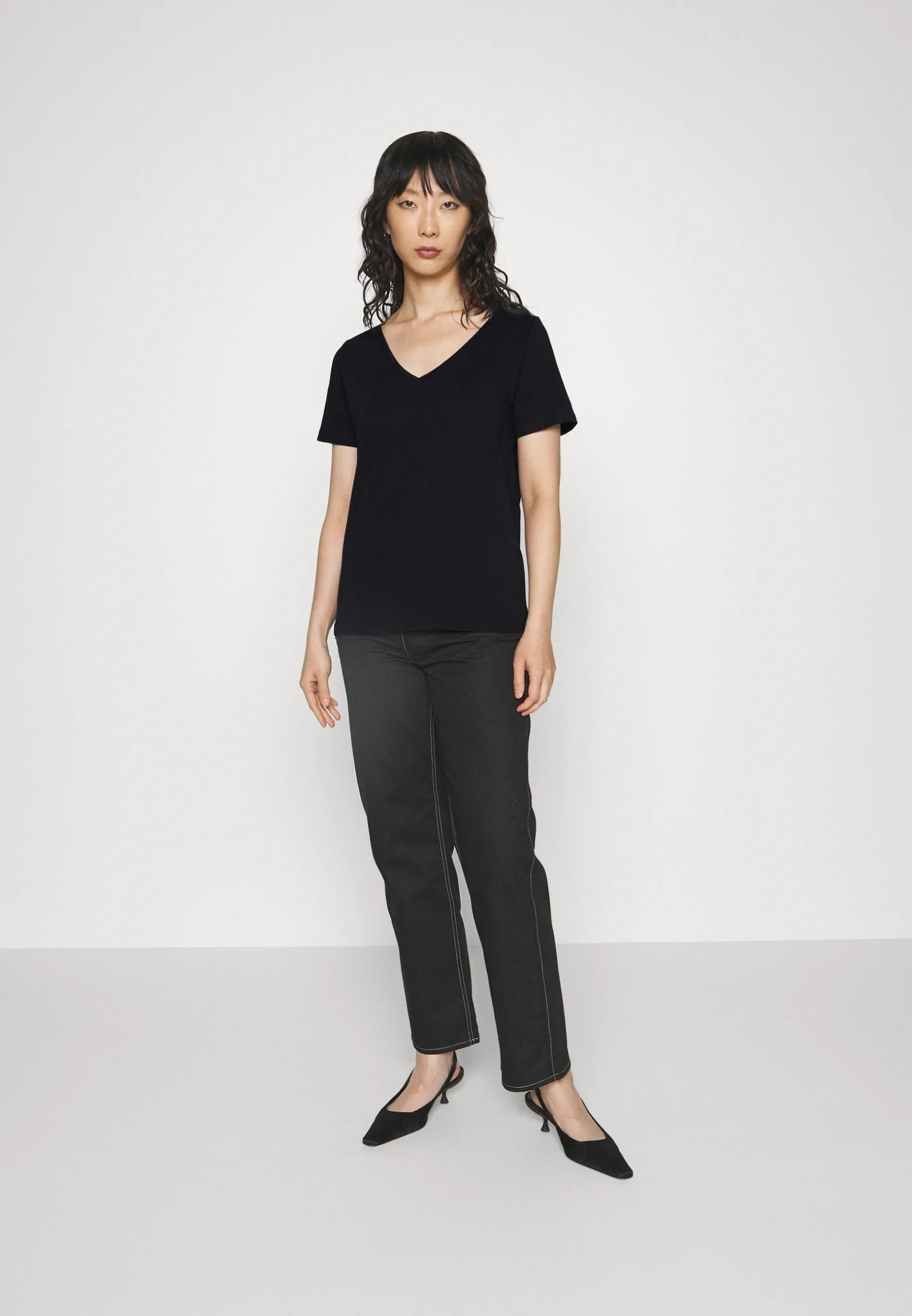 Edc By Esprit Slub V-Neck - T-Shirts - Black 4 Edc By Esprit Slub V-Neck - T-Shirts - Black - Bilde 2