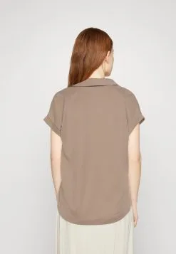 ESPRIT T-Shirts - Taupe 10 ESPRIT T-Shirts - Taupe -ESPRIT Butikk b8e76901a0594618861442558860f95e