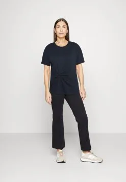 ESPRIT Twisted Hem - T-Shirts Med Print - Navy 9 ESPRIT Twisted Hem - T-Shirts Med Print - Navy -ESPRIT Butikk e9af46cd5f2e465987223a023da5e1e5