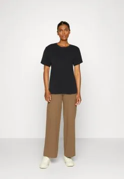 ESPRIT Core - T-Shirts - Black -ESPRIT Butikk ead1d91333e44fddb6372f223c065d51