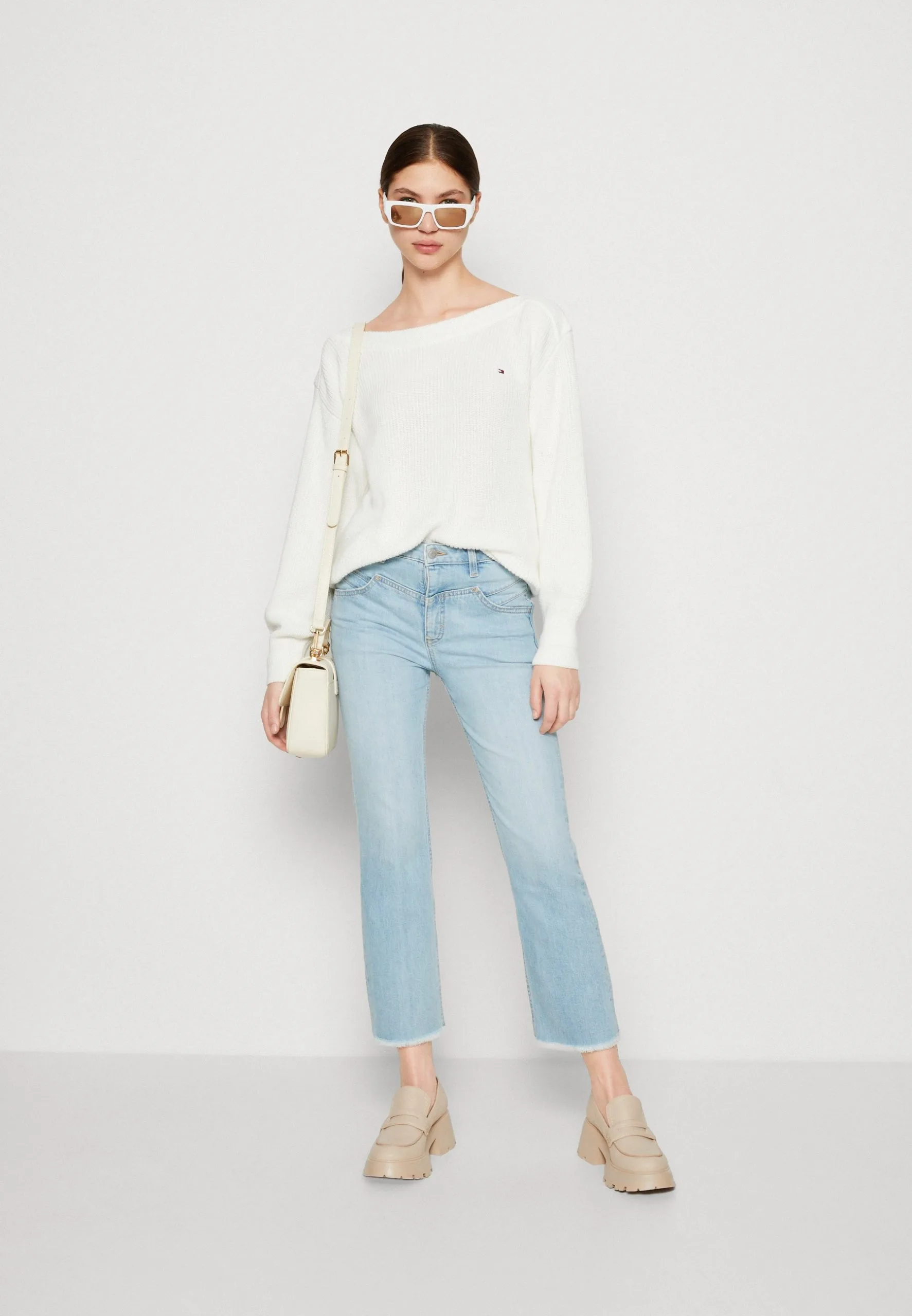 ESPRIT Kick- Flared Jeans - Blue Light Wash 4 ESPRIT Kick- Flared Jeans - Blue Light Wash - Bilde 2