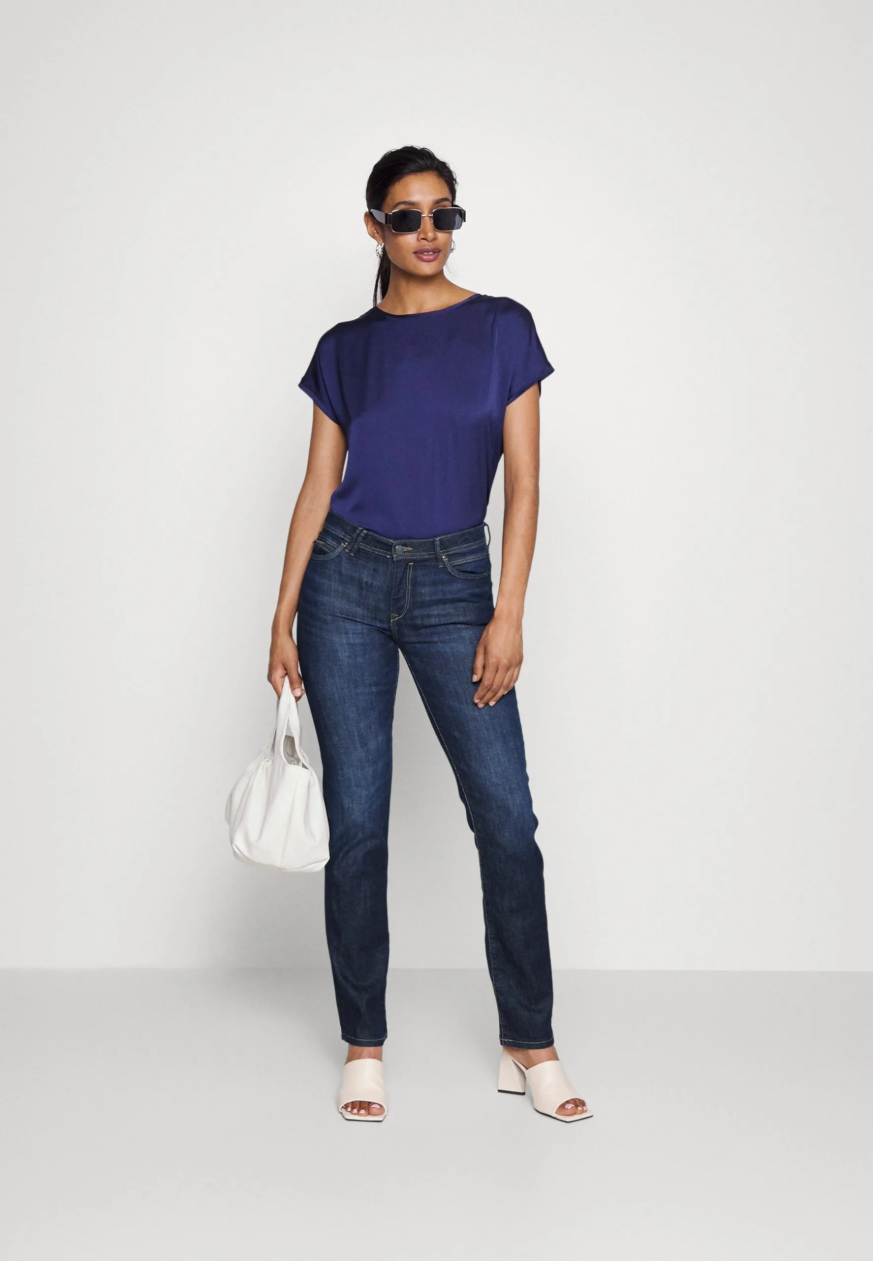 Edc By Esprit Low Rise - Jeans Straight Leg - Blue Dark Wash 4 Edc By Esprit Low Rise - Jeans Straight Leg - Blue Dark Wash - Bilde 2
