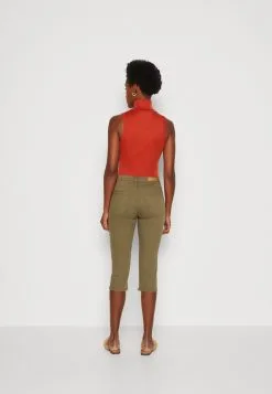 Edc By Esprit Capri - Jeansshorts - Khaki Green -ESPRIT Butikk 6163c032fc7f4b97a2aabf9aaaef056e