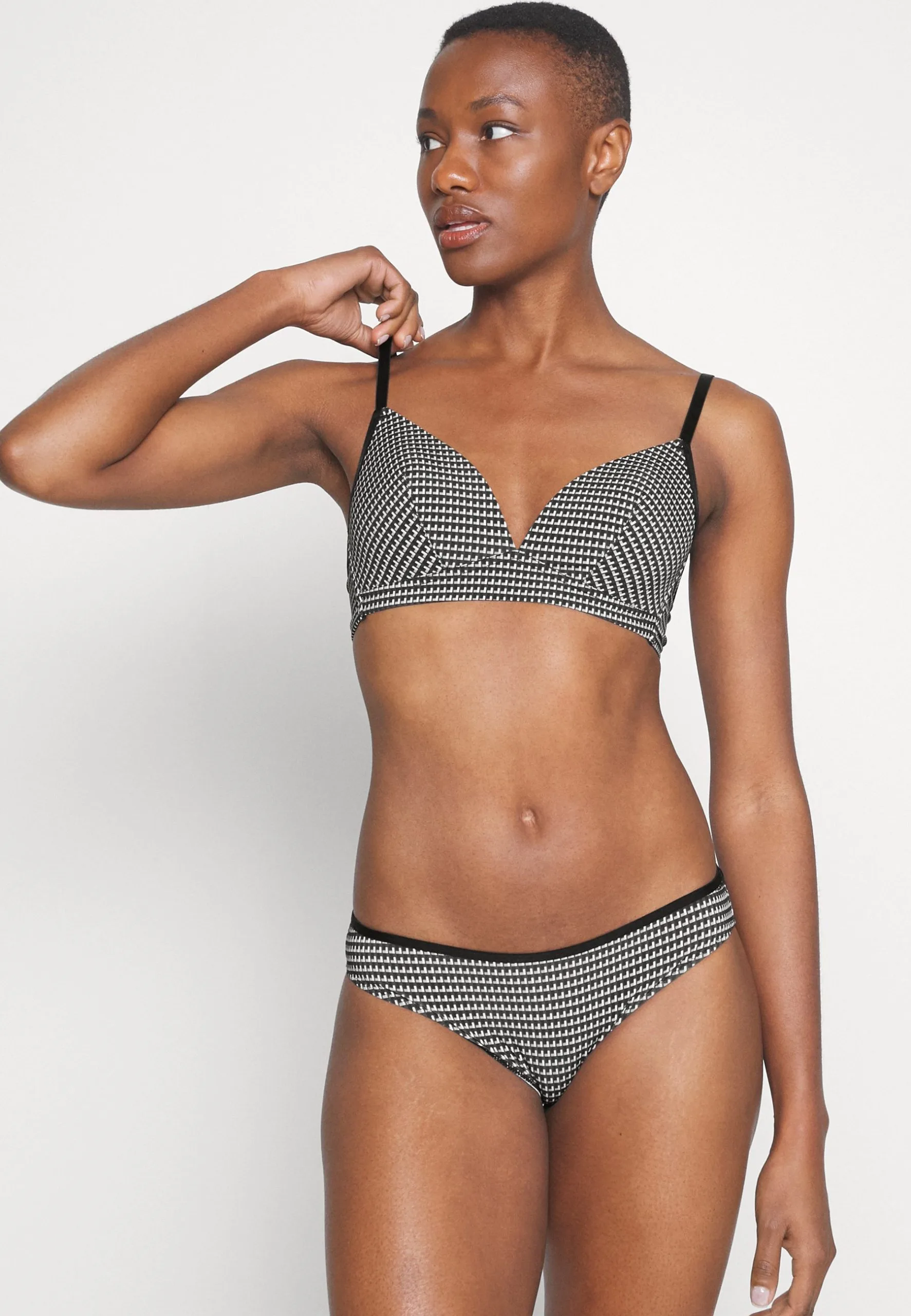 ESPRIT Minimal Print Par The Soft Fit Wireless Padded Aop - Triangel-Bh - Black 6 ESPRIT Minimal Print Par The Soft Fit Wireless Padded Aop - Triangel-Bh - Black - Bilde 4