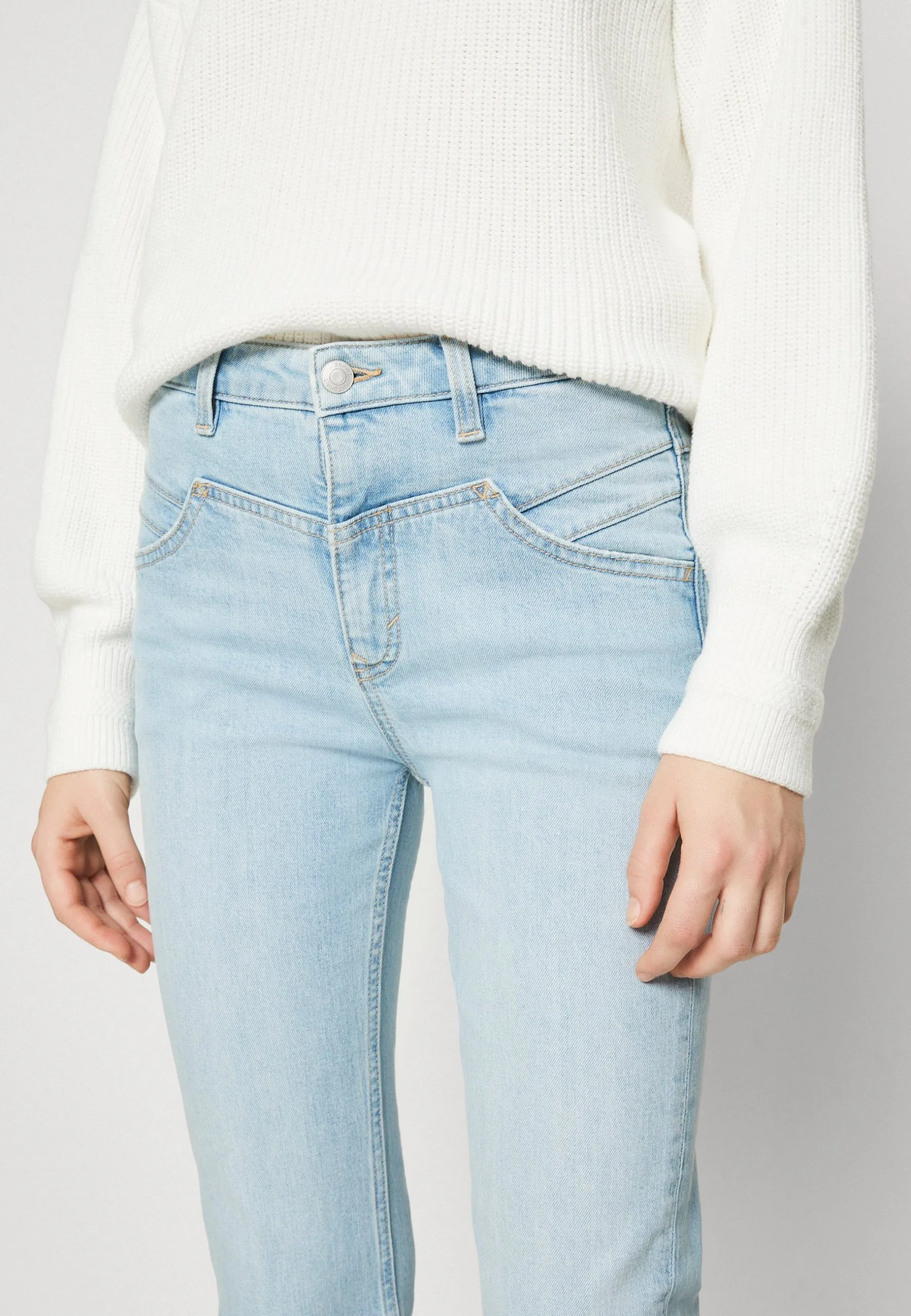 ESPRIT Kick- Flared Jeans - Blue Light Wash 8 ESPRIT Kick- Flared Jeans - Blue Light Wash - Bilde 6