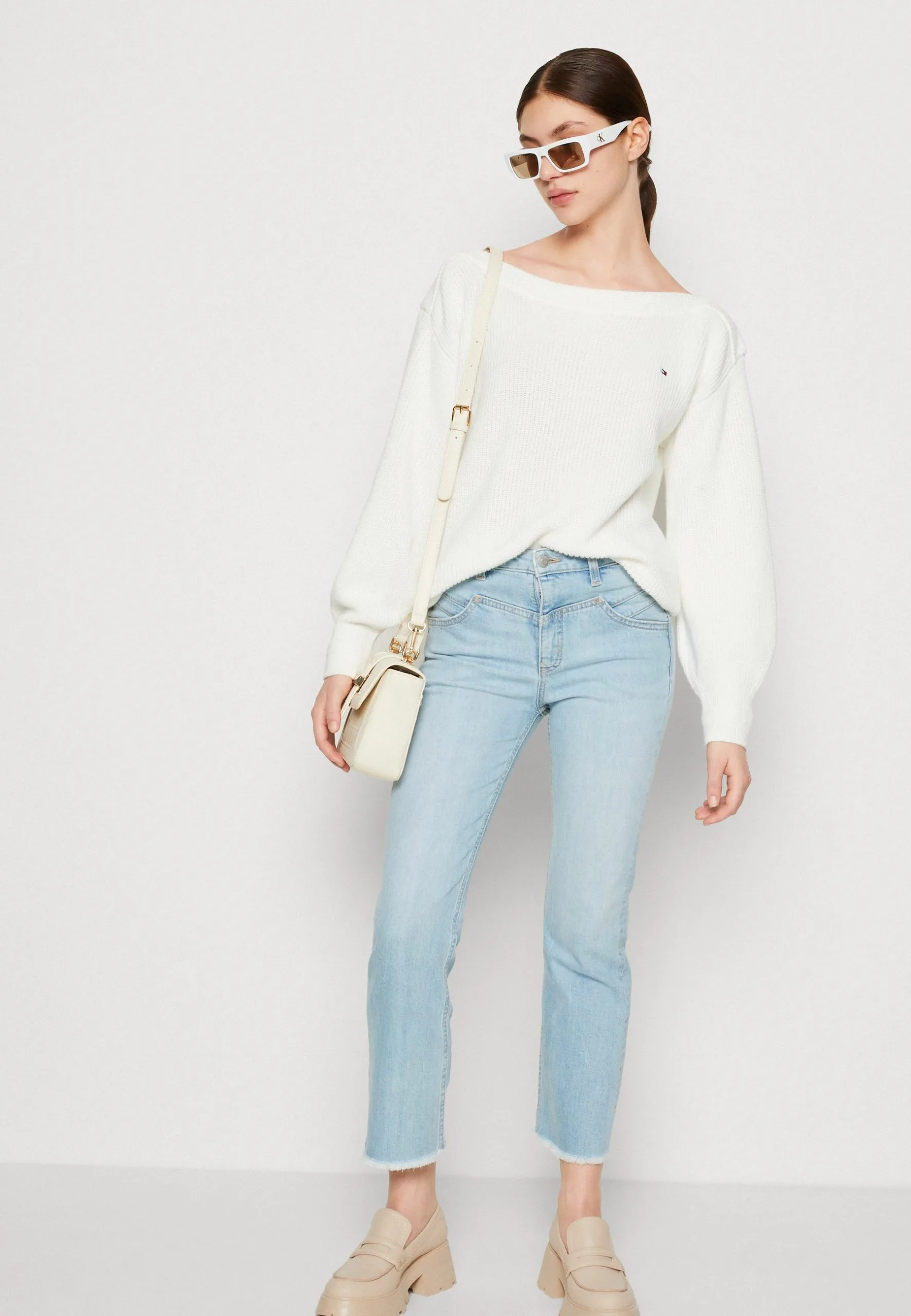 ESPRIT Kick- Flared Jeans - Blue Light Wash 6 ESPRIT Kick- Flared Jeans - Blue Light Wash - Bilde 4