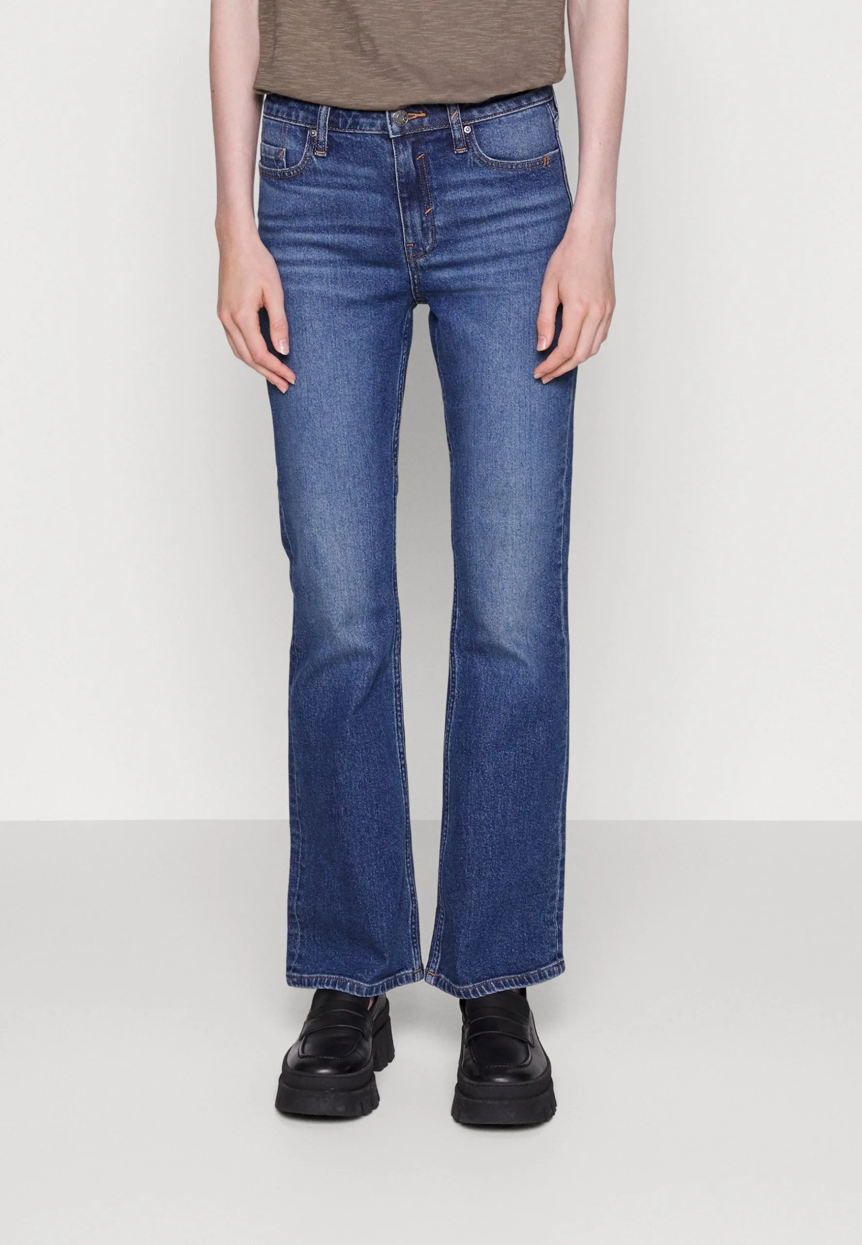 ESPRIT High Rise - Jeans Bootcut - Blue Medium Wash 3 ESPRIT High Rise - Jeans Bootcut - Blue Medium Wash