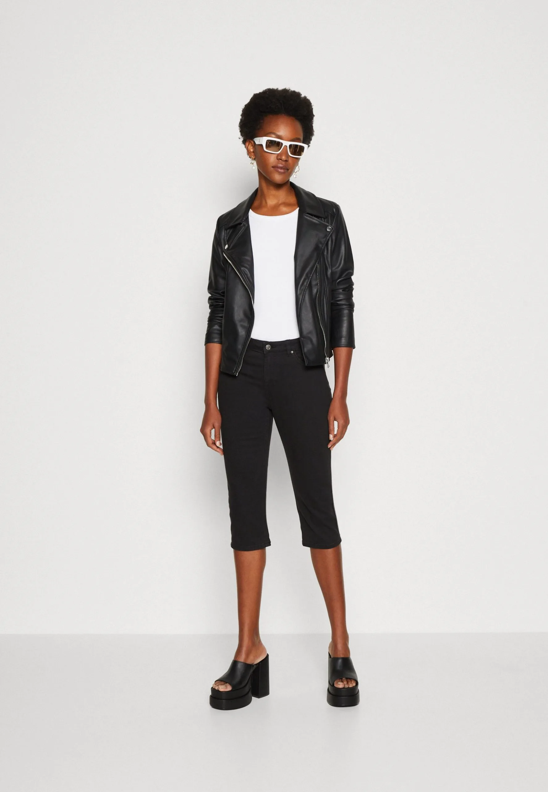 Edc By Esprit Capri - Jeansshorts - Black 4 Edc By Esprit Capri - Jeansshorts - Black - Bilde 2