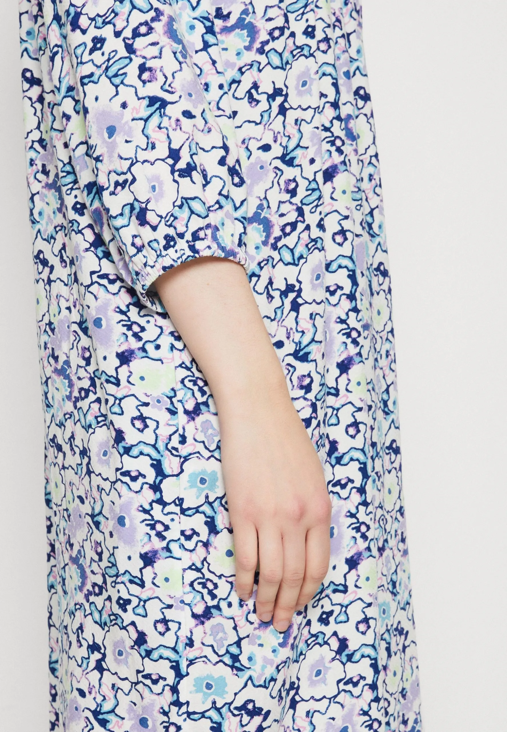 ESPRIT Dress Midi- Kjole - White 8 ESPRIT Dress Midi- Kjole - White - Bilde 6