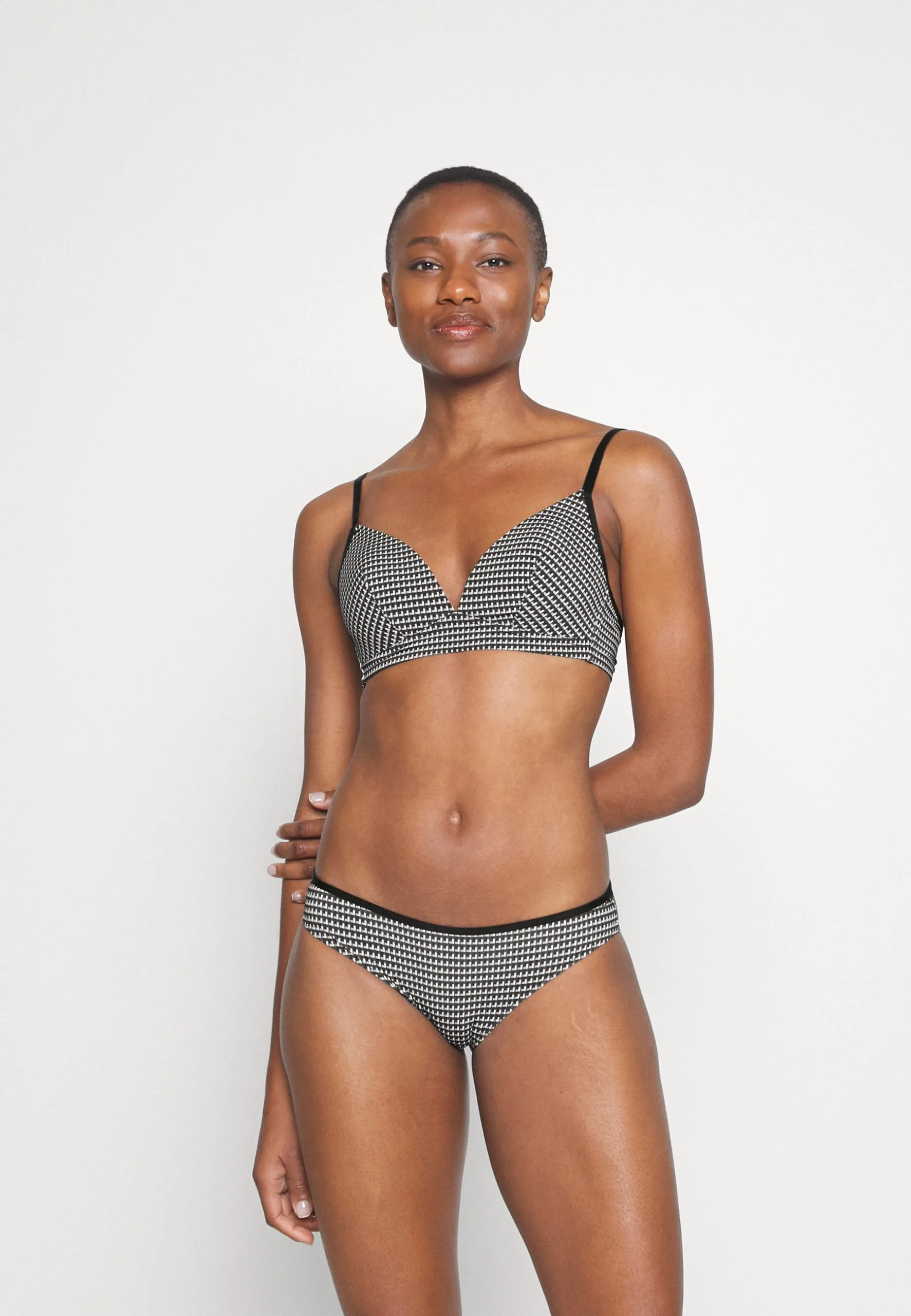 ESPRIT Minimal Print Par The Soft Fit Wireless Padded Aop - Triangel-Bh - Black 4 ESPRIT Minimal Print Par The Soft Fit Wireless Padded Aop - Triangel-Bh - Black - Bilde 2